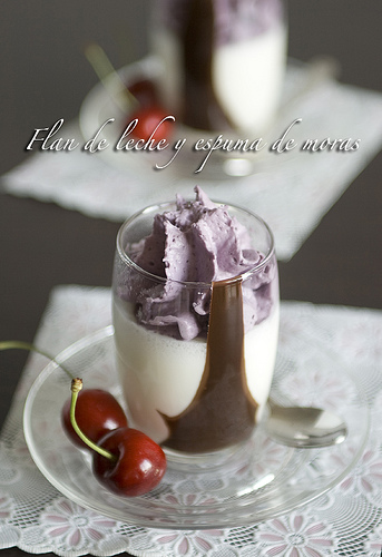Flan de leche y espuma de moras