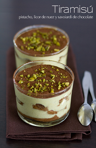 Tiramisú con pistacho, licor de nuez y savoiardi de chocolate