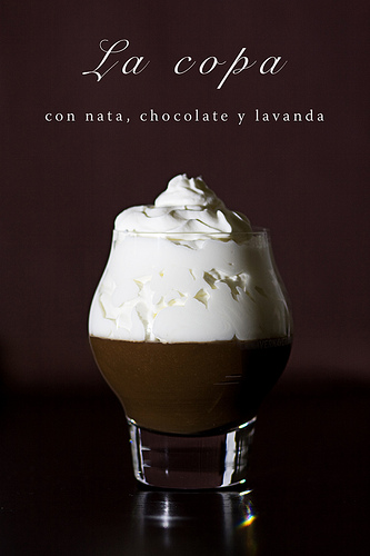 Copa con nata, chocolate y lavanda
