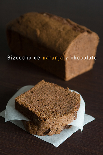 Bizcocho con naranja y chocolate