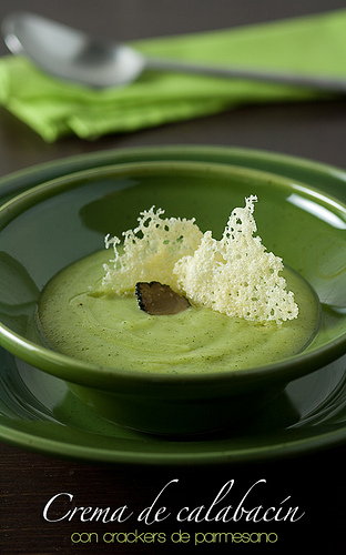 Crema de calabacín y crackers de parmesano
