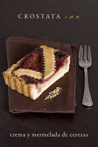Crostata con crema y mermelada de cerezas
