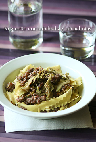 Reginette con salchicha y alcachofas