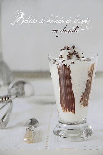 Batido de helado de limón