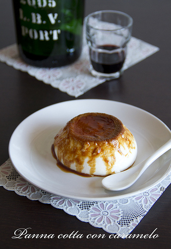 Panna cotta con caramelo