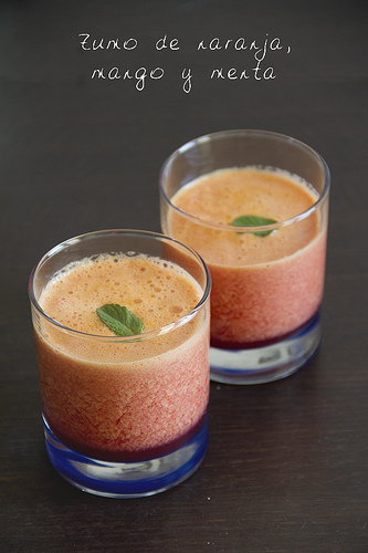 Zumo de naranja, mango y menta
