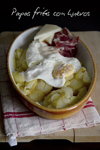 Papas fritas con huevo
