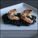 Risotto al nero di seppia con gambas y sal negra de Hawaii