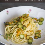 Espaguetis con flores de calabacín, botarga de mújol y brotes de ajo
