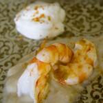 Crema de topinambur con espuma de mascarpone y gambones a la naranja